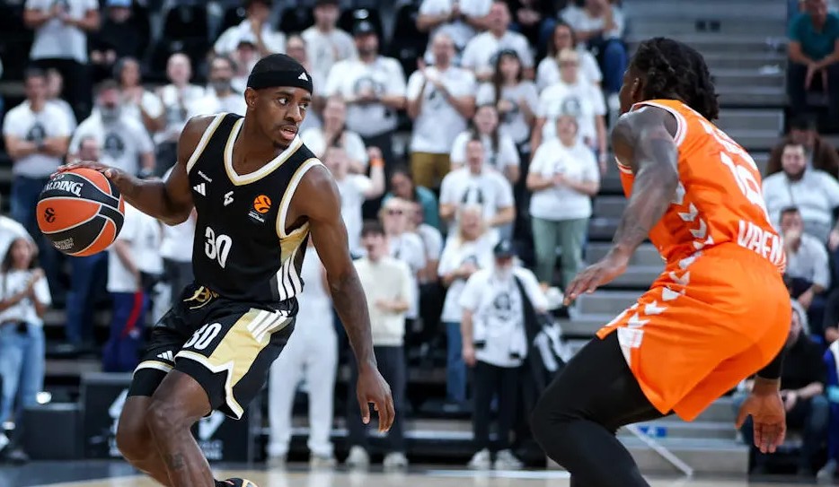 El Valencia Basket salva una noche discreta con un valioso triunfo en el estreno (77-80)