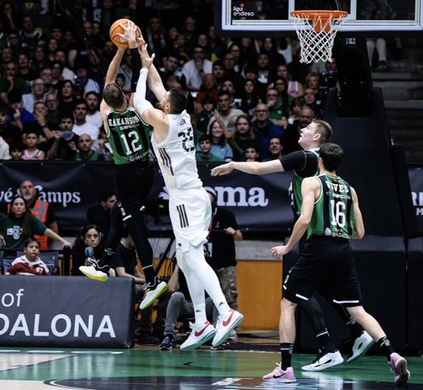 El Real Madrid cierra una gran semana de victorias a domicilio con susto final en Badalona (75-80)