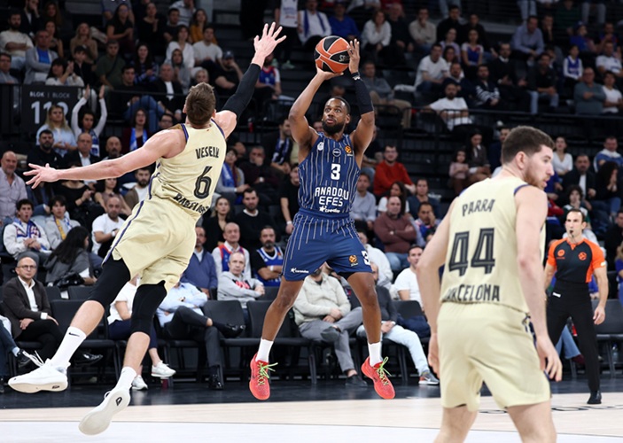 El Efes derrota en el último segundo (74-73) a un Barça que pagó caro su horrible tercer cuarto