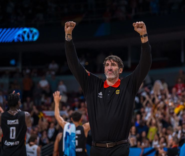 Entrevista a Alex Mumbrú: «El compromiso de los jugadores alemanes con la selección era tan grande que yo tenía que estar ahí con ellos aunque fuera a costa de mi salud»