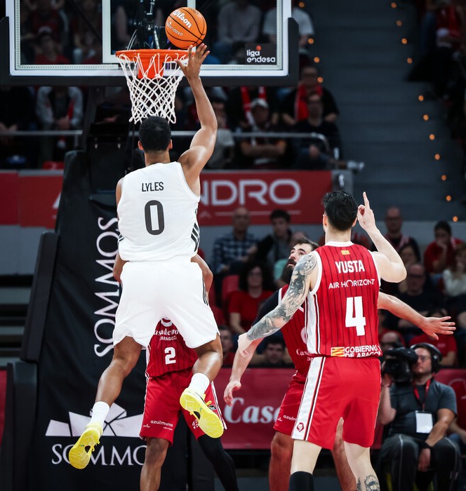 Scariolo niega opciones de salida a Lyles pese a los rumores de posible vuelta a la NBA