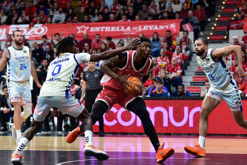 El UCAM Murcia frena al Valencia Basket también en la ACB; triunfo clave del Breogán