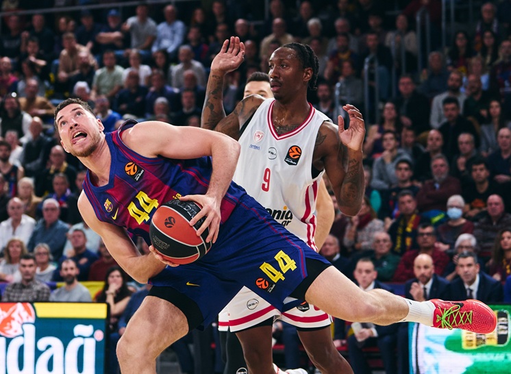 El Barcelona se exhibe en ambos lados de la cancha y difumina al Olympiacos (98-85)