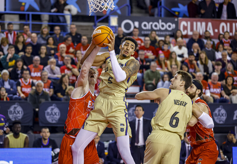 El Barcelona se paseó en Manresa (62-89) y Vesely dio el susto