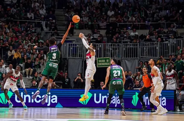 Howard da la victoria al Baskonia en Málaga en el último segundo; el Zaragoza respira a costa del Andorra