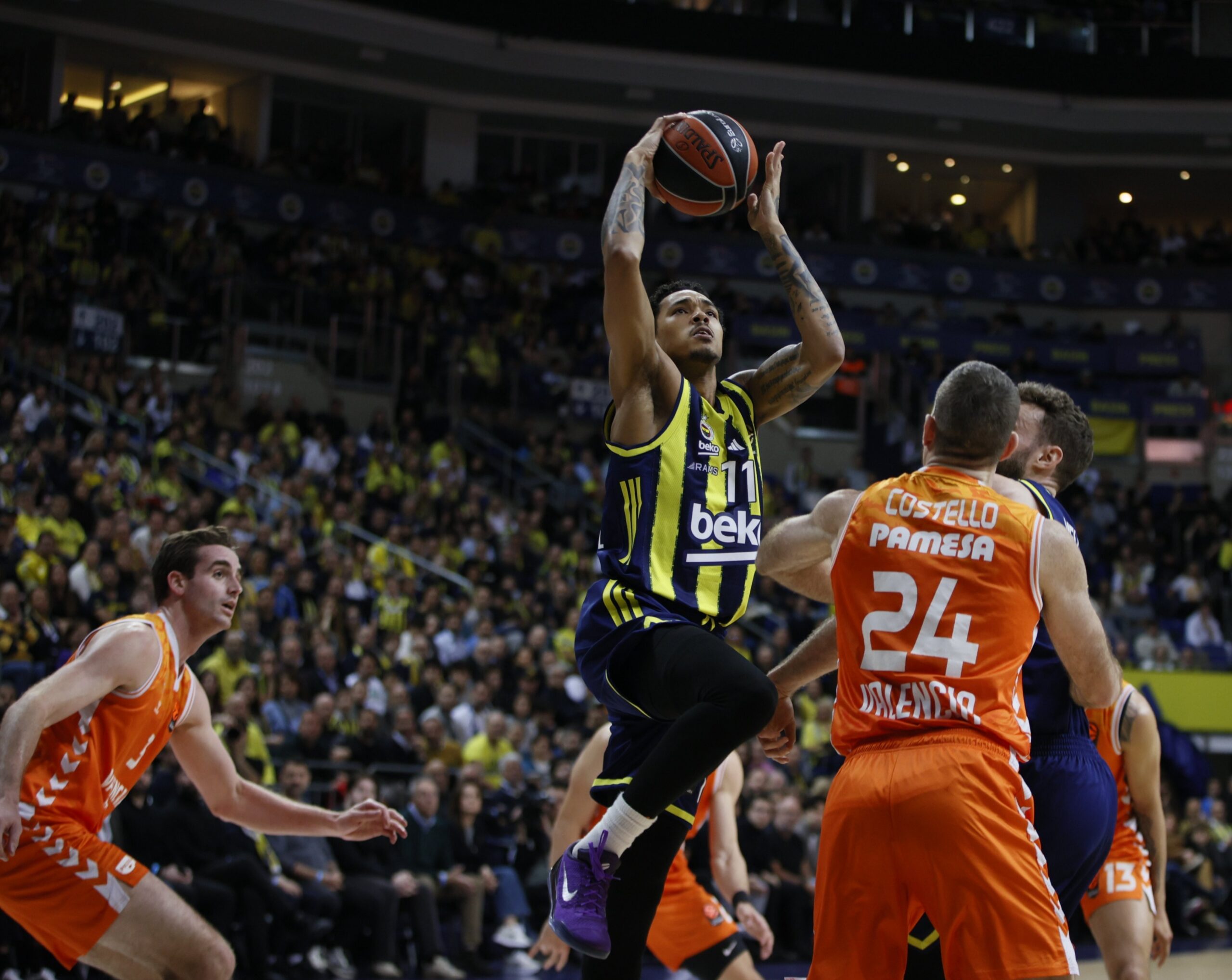 El Valencia Basket forzó un final apretado pero el Fenerbahce resistió (82-79)