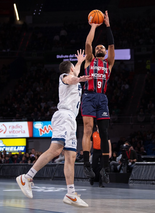El Kosner Baskonia aplastó al Manresa con 23 triples anotados; el Girona ganó en Badalona y el UCAM Murcia pudo con el Zaragoza