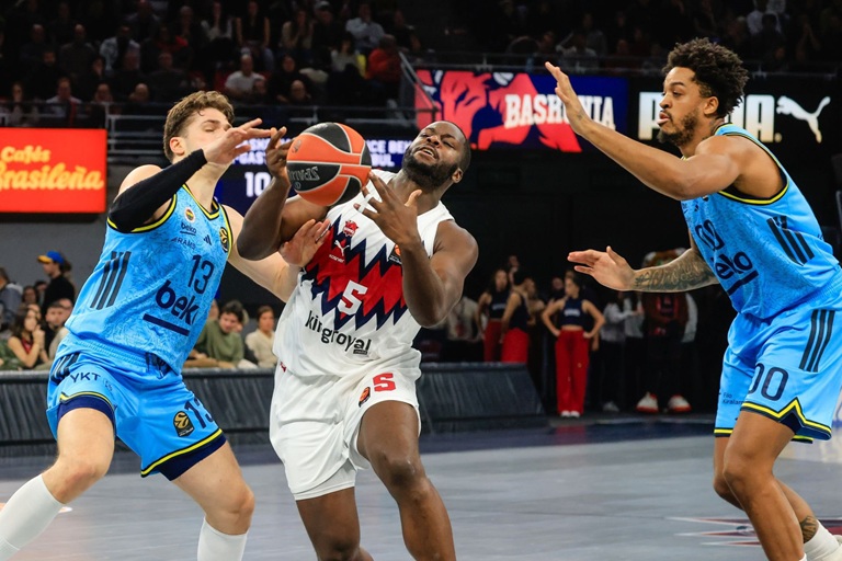 El Kosner Baskonia se quedó sin puntería en el momento decisivo ante un gran Fenerbahce (93-108)
