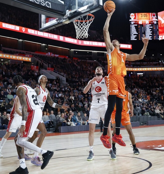 El Valencia Basket barre al Casademont Zaragoza en el partido aplazado