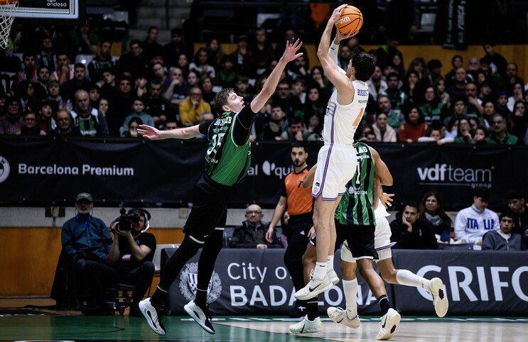 La importancia de los ajustes tácticos durante un partido de baloncesto