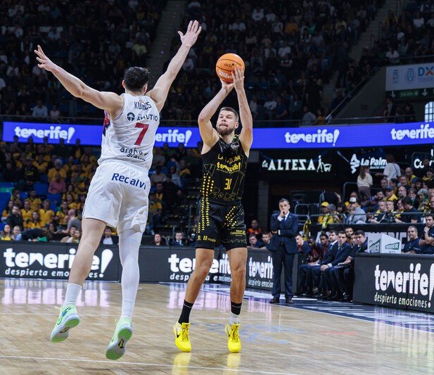 El Laguna Tenerife tumbó al Kosner Baskonia sabiendo defender su renta en la recta final