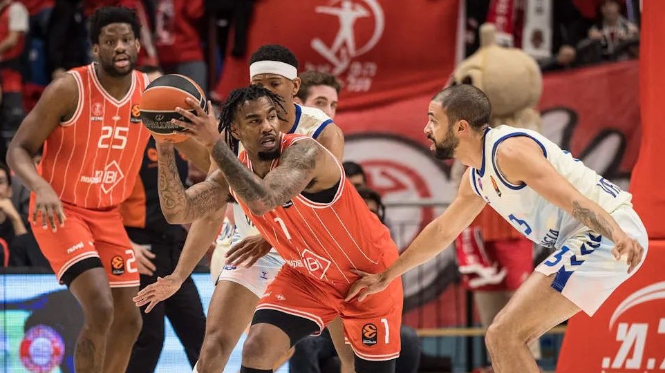 Remontada heroica y victoria del Valencia Basket ante el Hapoel (99-104) con exhibición de Montero