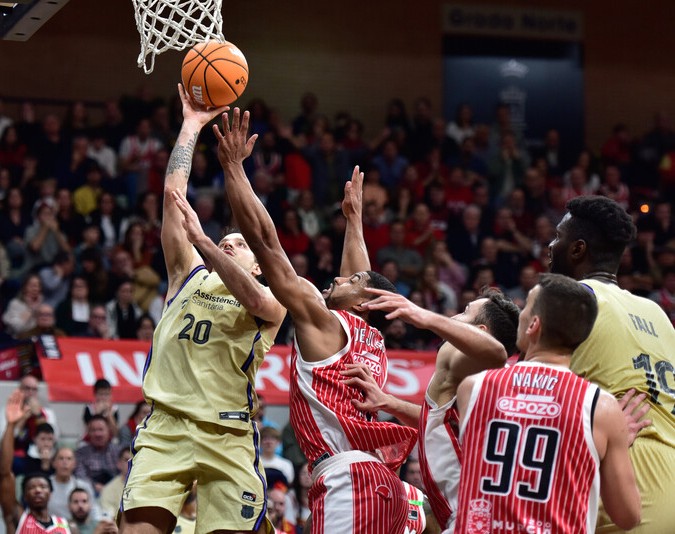 El UCAM Murcia remontó en los segundos finales a un Barça sin fuerzas ni ideas (84-83)
