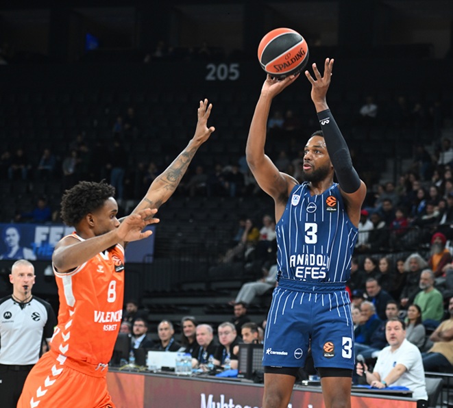 El Valencia Basket, barrido por el colista (107-90) y el Kosner Baskonia, por el Armani Milán
