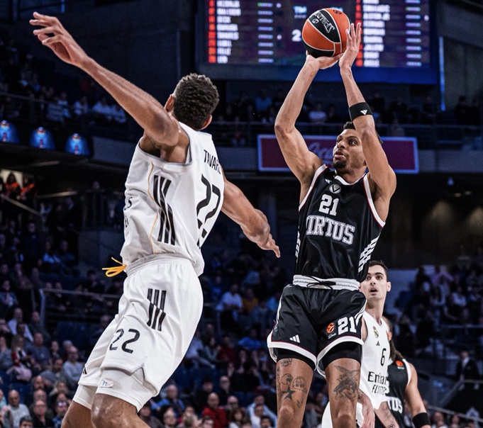 El Real Madrid tuvo que sudar tinta hasta los instantes final para imponerse a la Virtus (92-84)