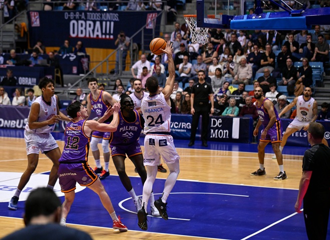 El Obradoiro sigue a la estela del Leyma Coruña; el Palencia con diez triunfos seguidos ya y Estudiantes, otro desastre
