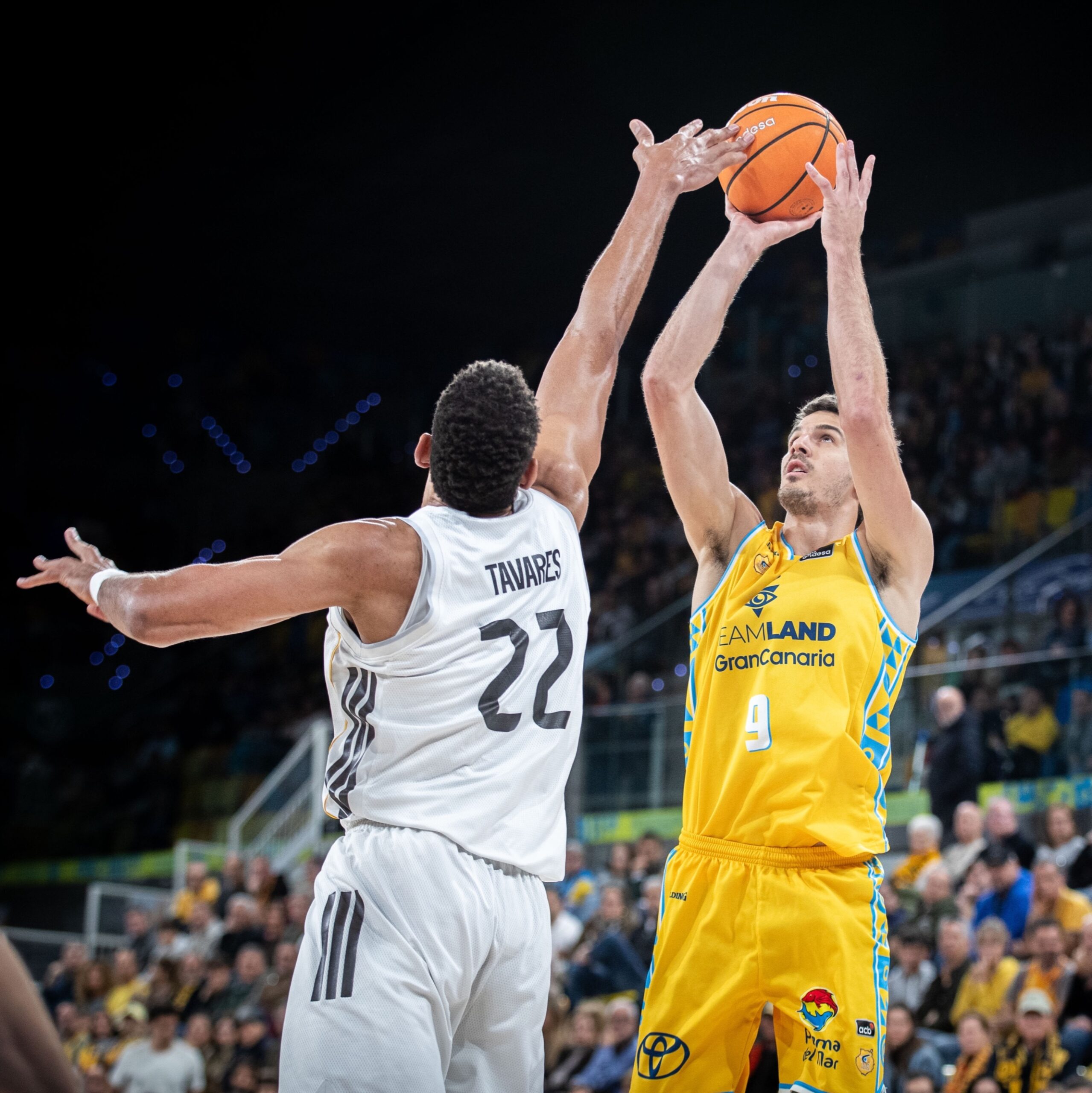 El Real Madrid solventó un apretado final ante el Gran Canaria con una canasta de Feliz sobre la bocina (80-82)