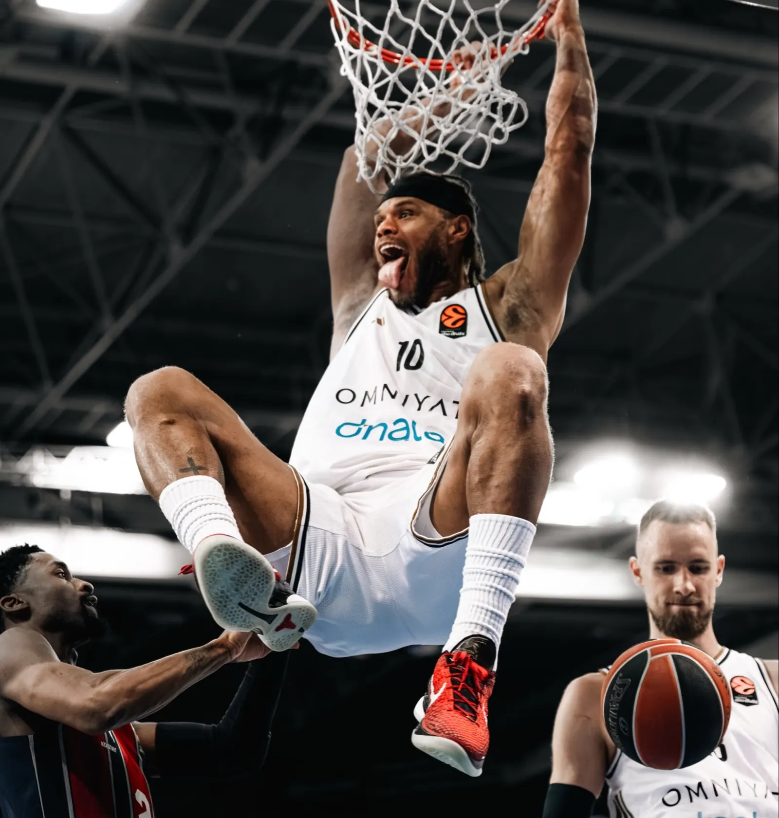 El Baskonia compitió bien pese a las cuatro bajas en la derrota frente al Dubai BC (100-94)