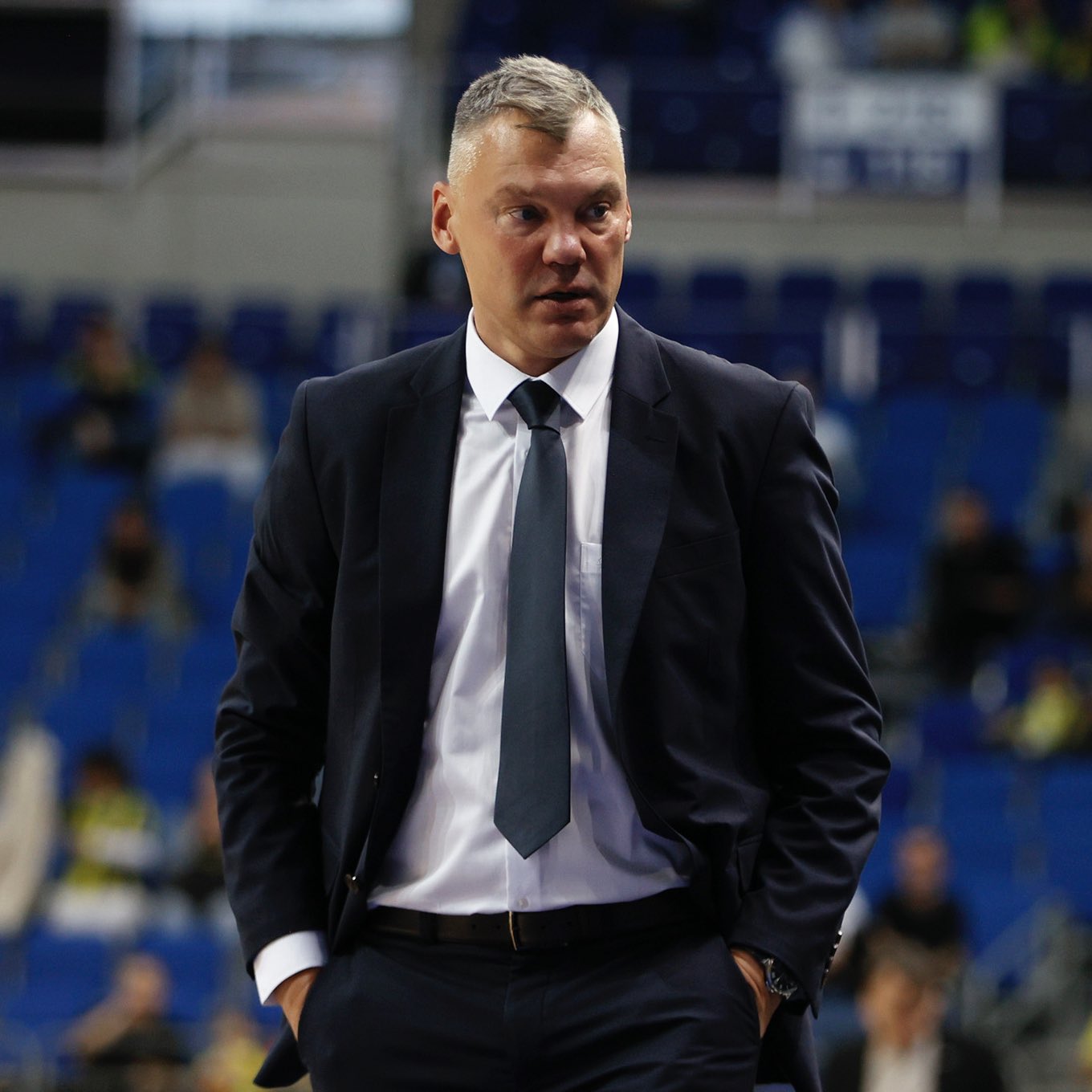 La Euroliga, obligada a suspender partidos y a mover al exilio al Dubai BC, el Maccabi y el Hapoel mientras Jasikevicius y varios jugadores están atrapados sin vuelo