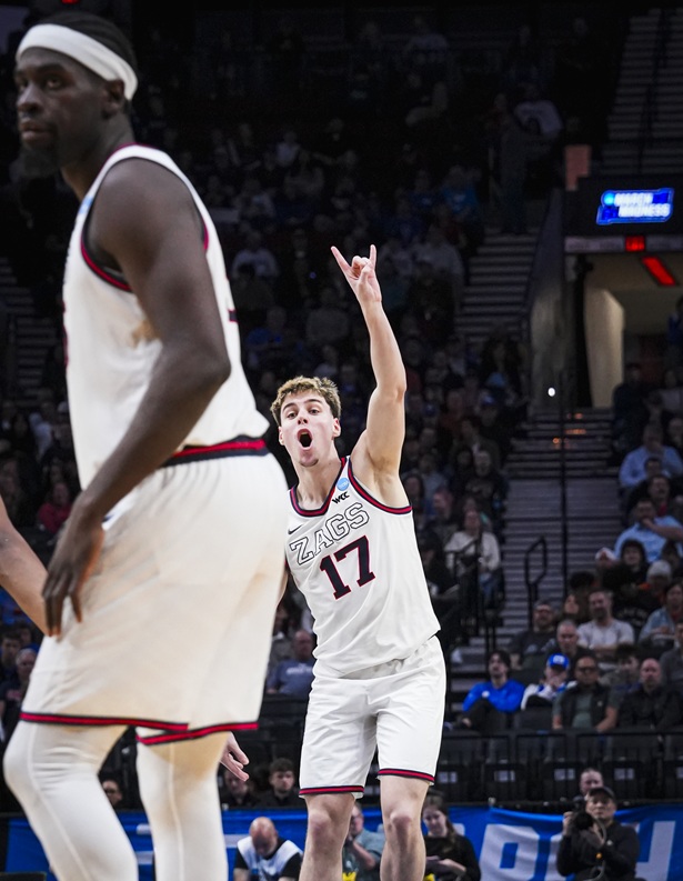 Aday Mara, Rubén Domínguez, Saint-Supery y Owen Aquino destacaron en los triunfos y avanzan en el March Madness