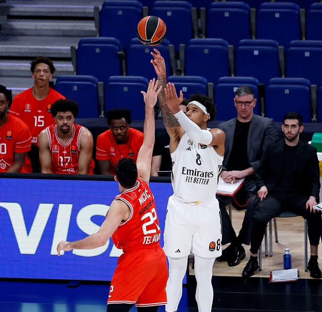 El Real Madrid distancia al Hapoel (92-83) y se acerca a una marca histórica como local