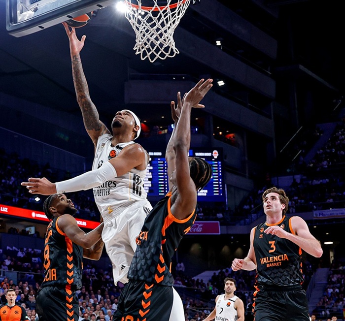 El Real Madrid logra uno de los triunfos más convincentes del curso y le gana el basketaverage al Valencia Basket