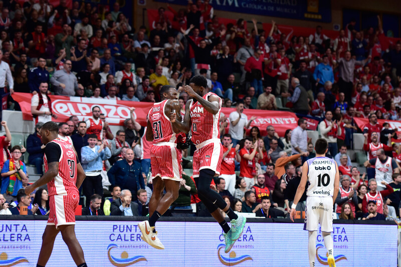 El UCAM Murcia continúa de dulce y se impuso al Bilbao Basket; el Manresa y el Lleida pierden y siguen en la zona peligrosa