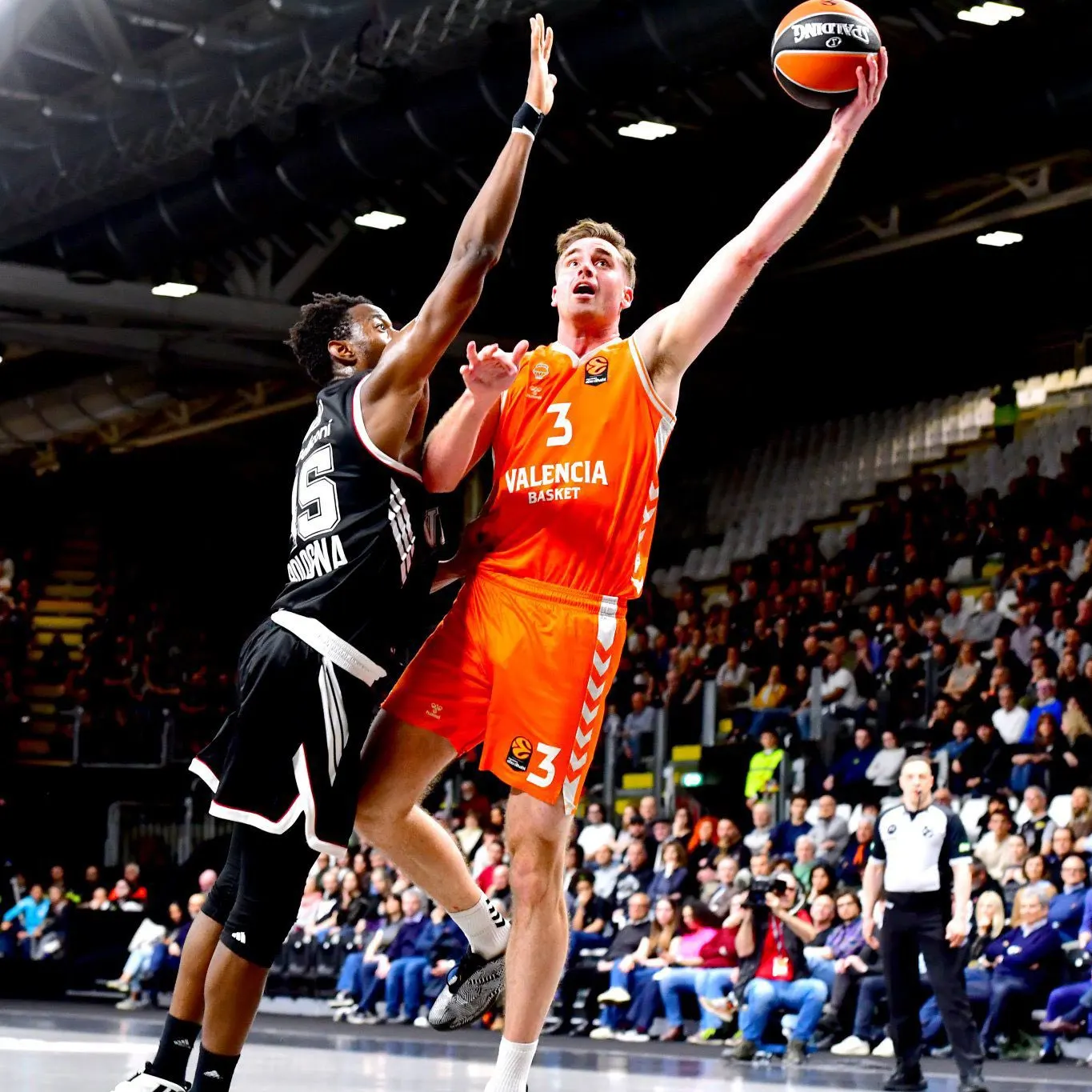 El Valencia Basket no falló en Bolonia (81-94) guiado por un gran Reuvers (44 de valoración)