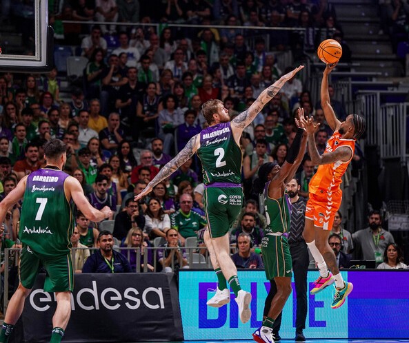 Victorias del Valencia Basket y el UCAM Murcia para seguir en la zona alta