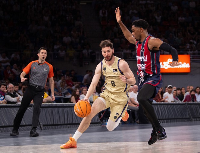 El Barcelona olvida la eliminación europea con un valioso triunfo en Vitoria (92-95)