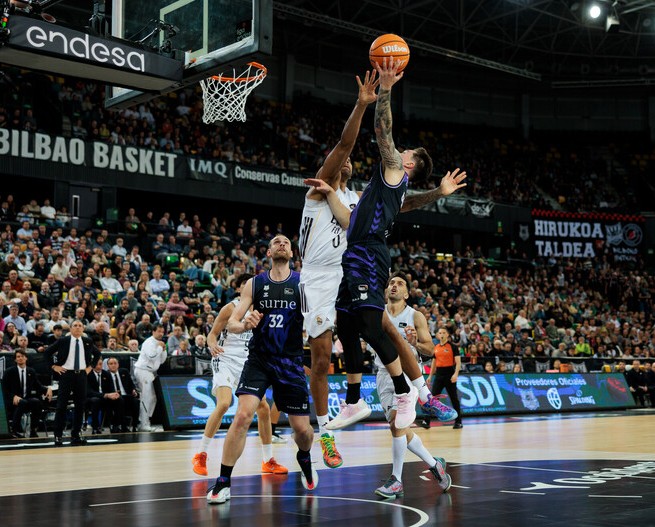 El Bilbao Basket alcanza la octava plaza tras ganar a un Real Madrid con muchas bajas (88-82)