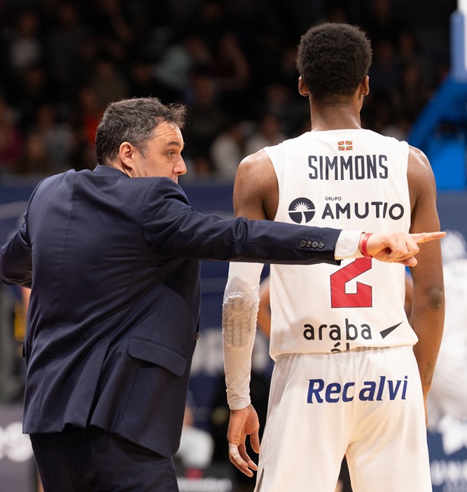 El revuelo interno en el Baskonia tiene consecuencias: aún no han confirmado la continuidad de Galbiati y Kobi Simmons negocia con el Partizán