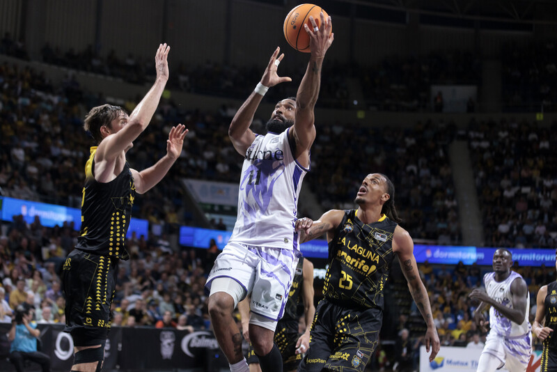 El Baskonia ganó, ratificó a Galbiati y dejó al Unicaja fuera de los playoffs; el Bilbao Basket sigue a lo grande ganando en Tenerife