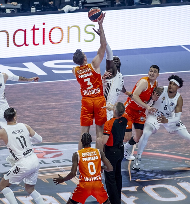 El Real Madrid, a la gran final tras un brillante triunfo frente al Valencia Basket (90-105) aunque pierde a Garuba por lesión