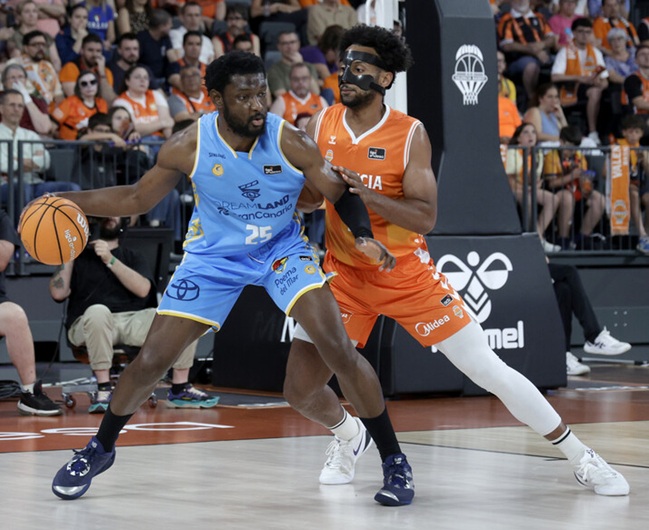 El Baskonia aprieta para cerrar la negociación con Chimezie Metu, que tiene también una oferta del Barça