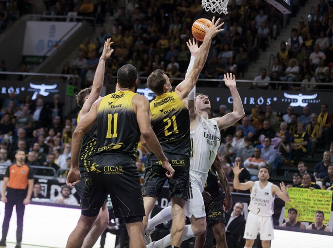 El Real Madrid brilló y cortó de cuajo las esperanzas del Laguna Tenerife (83-118) y podrá sentenciar ahora en casa