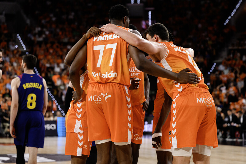 El Valencia Basket aplastó al Barcelona y empató la final