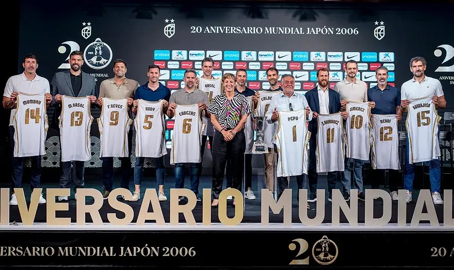 Los jugadores y el seleccionador en el acto del vigésimo aniversario del oro de Saitama con la presidenta de la Federación, Elisa Aguilar