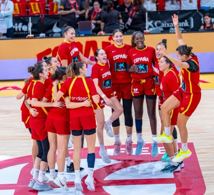 El seleccionador Méndez con sus jugadoras en un entrenamiento de España