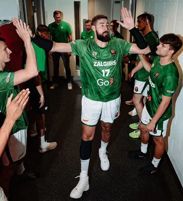 Los 25 principales fichajes de este verano donde muchas estrellas cambiaron de equipo y Valanciunas y Yabusele volvieron de la NBA