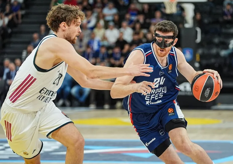 El Real Madrid ofreció su peor imagen ante el Efes (94-84) y aun así pudo pelear por el triunfo
