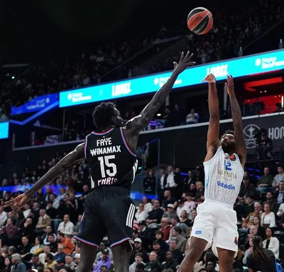 El Valencia Basket recupera su mejor versión en París (93-104)