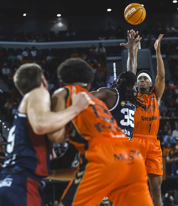 El Valencia Basket disfruta a costa de un Baskonia que sigue en problemas