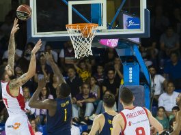 El Barcelona evita el suspenso en los minutos finales con un parcial de 13-0 al Baskonia