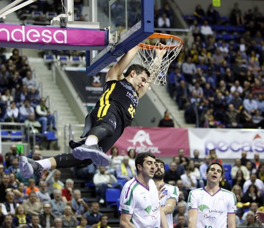 Apretadas victorias del Iberostar, ante el Unicaja, y del Fuenlabrada, en Burgos