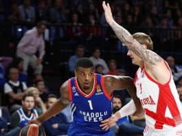 El Baskonia gana sobre la bocina al Efes (81-82) y ya mira al playoff; el Valencia Basket, aún más hundido