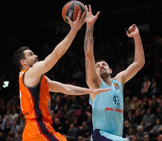 El Valencia Basket se impone (81-76) pese a sus muchas bajas a un triste, otra vez, Barça