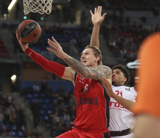 El Baskonia apabulla al Brose y se desgastó poco para seguir octavo y en playoff