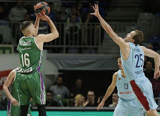El Unicaja derrota al Barcelona (95-91) por tercera vez esta temporada y Joan Plaza no se rinde