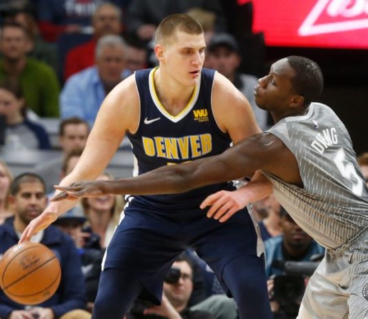 Los Wolves ganan en la prórroga a los Nuggets y entran en playoffs; derrotas de Utah Jazz, Bucks y Spurs
